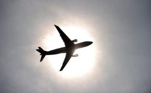 La vente de billets d'avion sur des compagnies aériennes interdites dans l'Union européenne sera sanctionnée en cas de défaut d'information du passager, selon une proposition de loi PS adoptée mercredi à l'unanimité en commission, et qui sera examinée le 18 novembre.