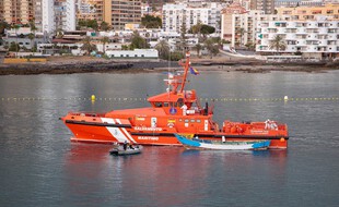 Un bateau de secours à Tenerife, aux Canaries, avec une embarcation de migrants et migrantes, en avril. (archives)