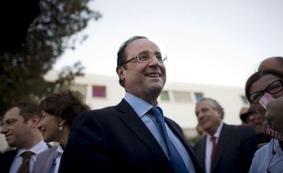 Dopé par le succès de son meeting du Bourget François Hollande, qui est reparti en campagne mardi dans le Var, a affiché une certaine sérénité face aux attaques de l'exécutif et de la droite contre lui.