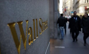 La Bourse de New York a battu des records historiques cette semaine et espère continuer sur sa lancée, une course effrénée qui peut sembler déconnectée de l'économie réelle mais pourrait, selon les experts, être un signe précurseur d'une reprise plus généralisée.