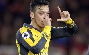 Mesut Özil a inscrit le deuxième but d'Arsenal.