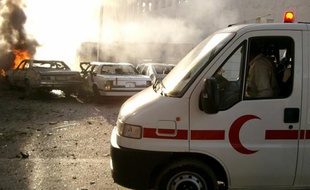 Un ambulance arrive sur le lieux d'une explosion à Bagdad, en 2004