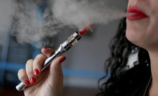 Pour arrêter de fumer, la e-cigarette serait plus efficace que autres substituts nicotoniques (illustration).