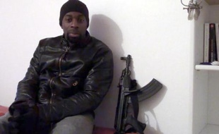 Capture d'écran d'une vidéo postée le 11 janvier 2015 sur les réseaux sociaux islamistes d'un homme se présentant comme Amedy Coulibaly