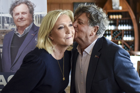 Marine Le Pen et Florent de Kersauson, tête de liste aux élections régionales dans le Morbihan. Ici à La Trinité-su-Mer le 6 mai 2021.