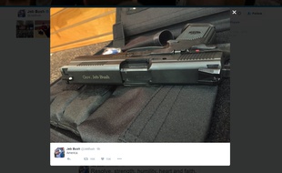 Une photo d'un pistolet tweetée par Jeb Bush.