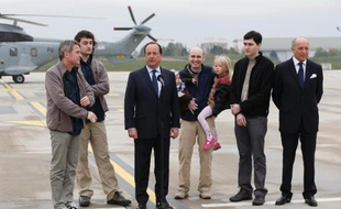Le président Francois Hollande accueille quatre otages libérés de Syrie, dont Pierre Torrès (deuxième à droite), le 20 avril 2014 sur l'aéroport de Villacoublay, près de Paris