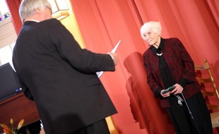 Le doyen de la clinique universitaire de Hambourg-Eppendorf (UKE), Uwe Koch-Gromus, remet à Ingeborg Syllm-Rapoport, 102 ans, son diplôme de doctorat, le 9 juin 2012 à Hambourg