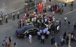 La vague de manifestations anti-japonaises en Chine a été encouragée par les autorités, a assuré jeudi l'artiste dissident Ai Weiwei, qui a filmé des manifestants s'en prenant à la voiture de l'ambassadeur des Etats-Unis, lui infligeant des dégâts mineurs mais obligeant le département d'Etat à réagir.