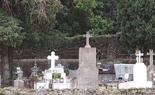Des pierres tombales dans un cimetière de l'Hérault (illustration)