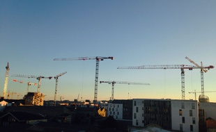 Grues de chantier au quartier des Bassins à Flot à Bordeaux, en octobre 2015