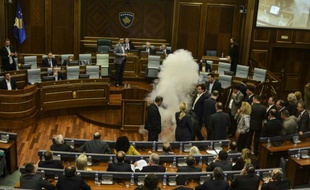 Du gaz lacrymogène au parlement du Kosovo, le 8 octobre 2015 à Pristina