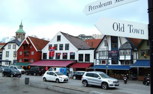 Un paneau de signalisation indiquée le musée du pétrole au centre de Stavanger en Norvège, le 12 novembre 2015
