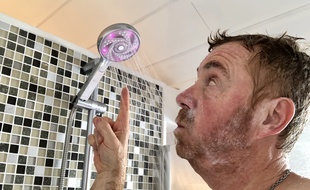 La couleur du pommeau de douche Hydrao Aloé permet de prendre conscience de sa consommation d'eau.