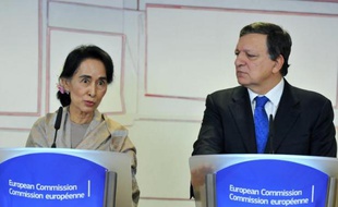 La chef de l'opposition birmane, Aung San Suu Kyi, a demandé samedi aux Européens de faire pression sur le gouvernement birman pour qu'il modifie la Constitution avant les élections de 2015.