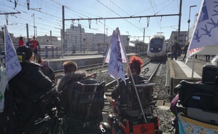 Plusieurs membres du Collectif Inter Associatif du Handicap de Haute-Garonne ont manifesté sur les voies de la SNCF pour demander une mise en accessibilité de la gare Matabiau.