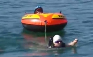 Capture d'écran d'une vidéo de la chaîne KTVB où l'on peut voir Noah tracter son petit frère handicapé lors d'un triathlon, à Boise, aux Etats-Unis, le 12 juillet 2014.