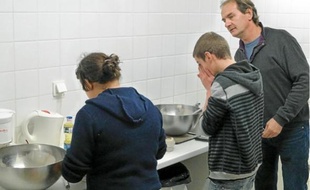 Atelier crêpes au programme pour ces deux jeunes accueillis à l'internat de respiration.