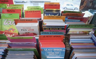 Un rayon BD jeunesse dans une librairie. (Illustration)