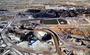 Photo aérienne non datée, publiée par BHP Billiton le 27 juillet 2006, d'une mine de cuivre et d'uranium à Olympic Dam, dans le sud de l'Australie