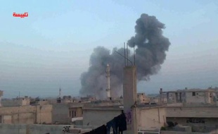 Capture d'écran de la chaîne Youtube Talbisseh le 15 octobre 2015 montrant de la fumée au dessus de Homs en Syrie après des raids aériens