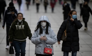 Des piétons dans une rue de Shanghaï, le 19 février 2020.