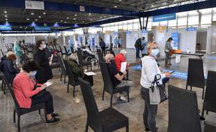 Le centre de vaccination installé dans le parc des expositions Alpexpo de Grenoble, lors de son ouverture le 9 avril. PHILIPPE DESMAZES