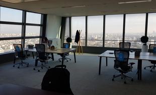Des bureaux désertés dans une tour de la Défense, près de Paris.