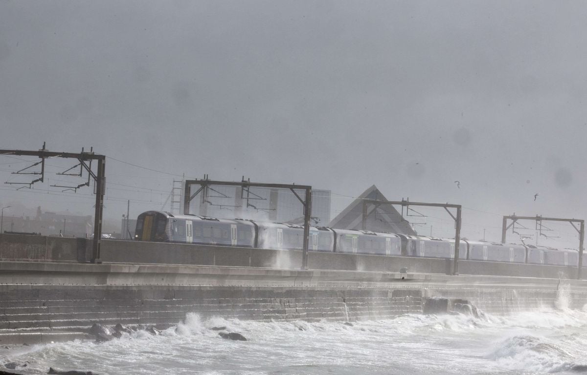 Ecosse : Routes coupées, trains et vols annulés... La tempête Floris sème le chaos dans le pays