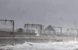 La tempête Floris provoque des perturbations majeures en Écosse et en Irlan…