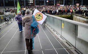 Lors du rassemblement de ce mercredi devant le TGI de Nantes / AFP / JEAN-SEBASTIEN EVRARD