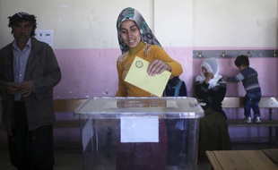 Si le oui l'emporte, le président Erdogan verra ses pouvoirs renforcés et pourra diriger le pays jusqu'en 2029.