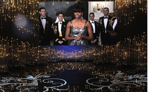 Michelle Obama, en duplex de la Maison blanche, apparait lors de la cérémonie des Oscars à Hollywood, et remet la statuette du meilleur film. Le 25 février 2012.