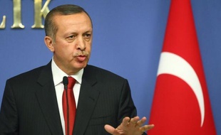 L'ambassadeur de Turquie a quitté la France vendredi, Ankara haussant encore le ton et accusant la France d'avoir commis un "génocide" en Algérie, au lendemain de l'adoption par les députés français d'une proposition de loi pénalisant la négation du génocide arménien de 1915. "On estime que 15% de la population algérienne a été massacrée par les Français à partir de 1945. Il s'agit d'un génocide", a déclaré M. Erdogan lors d'une conférence.