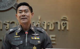 Le porte-parole de la police Songpol Watthanachai lors d'une conférence de presse à Bangkok le 4 décembre 2015.