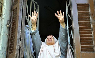 Des affrontements ont éclaté entre des partisans des Frères musulmans et du président Mohamed Morsi et la police au Caire (Egypte), le 3 janvier 2014.