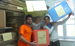 Geoffrey, Anne-Elis et Do, qui pilotent le projet Carton Plein, au local de l'association situé au 33 rue du Nord (18e).