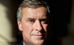 Le président PS de la commission des Finances de l'Assemblée nationale, Jérôme Cahuzac a dit craindre que la réforme fiscale promise par le gouvernement ne "soit en fait qu'une réformette" uniquement destinée à supprimer le bouclier fiscal, et l'impôt sur la fortune (ISF).