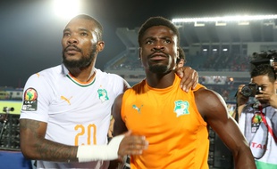 Serge Aurier (à droite) s'est blessé en tapant sur la table à la mi-temps de Côte d'Ivoire-Mali en 8e de finale de la CAN.