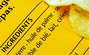 Indication sur un paquet de chips de la présence d'huile de palme.