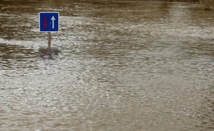 Deux automobilistes sont morts lundi dans le sud de l'Espagne dans l'effondrement d'un pont dû à de très fortes pluies, qui a précipité dans un fleuve une voiture et un camion, ont annoncé les autorités régionales.