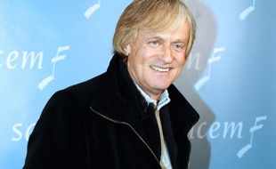Dave posant à la SACEM le 29 novembre 2010 au théâtre Marigny à Paris
