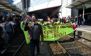 Des étudiants envahissent la gare de Rennes lors de la manifestation contre le projet de loi travail le 17 mars 2016