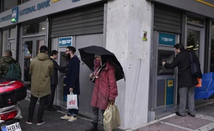 Des grecs retirent de l'argent dans un distributeur d'une banque du centre d'Athènes, le 29 janvier 2015
