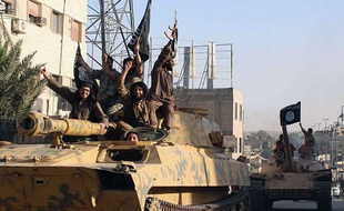 Un groupe de combattants de l'Etat islamique (EI) en parade dans la ville de Rakka en Syrie.