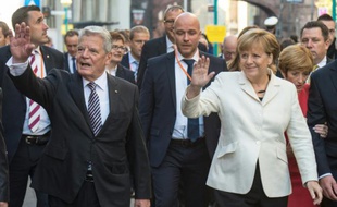 La Chancelière allemande Angela Merkel et le président Joachim Gauck saluent la foule, le 3 octobre 2015 à Francfort, à l'occasion des 25 ans de la Réunification de l'Allemagne