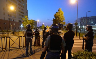 Des policiers patrouillent dans les rues de Trappes, le 20 juillet 2013