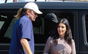 Kim Kardashain et son beau-père, Bruce Jenner, à Los Angeles, le 20 octobre 2014.