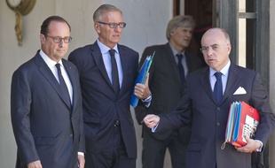 François Hollande, les ministres André Vallini et Bernard Cazeneuve sur le perron de l'Elysée le 22 août 2016.