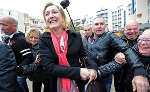 Marine Le Pen dans les rues de Sète, le 15 mars 2012.